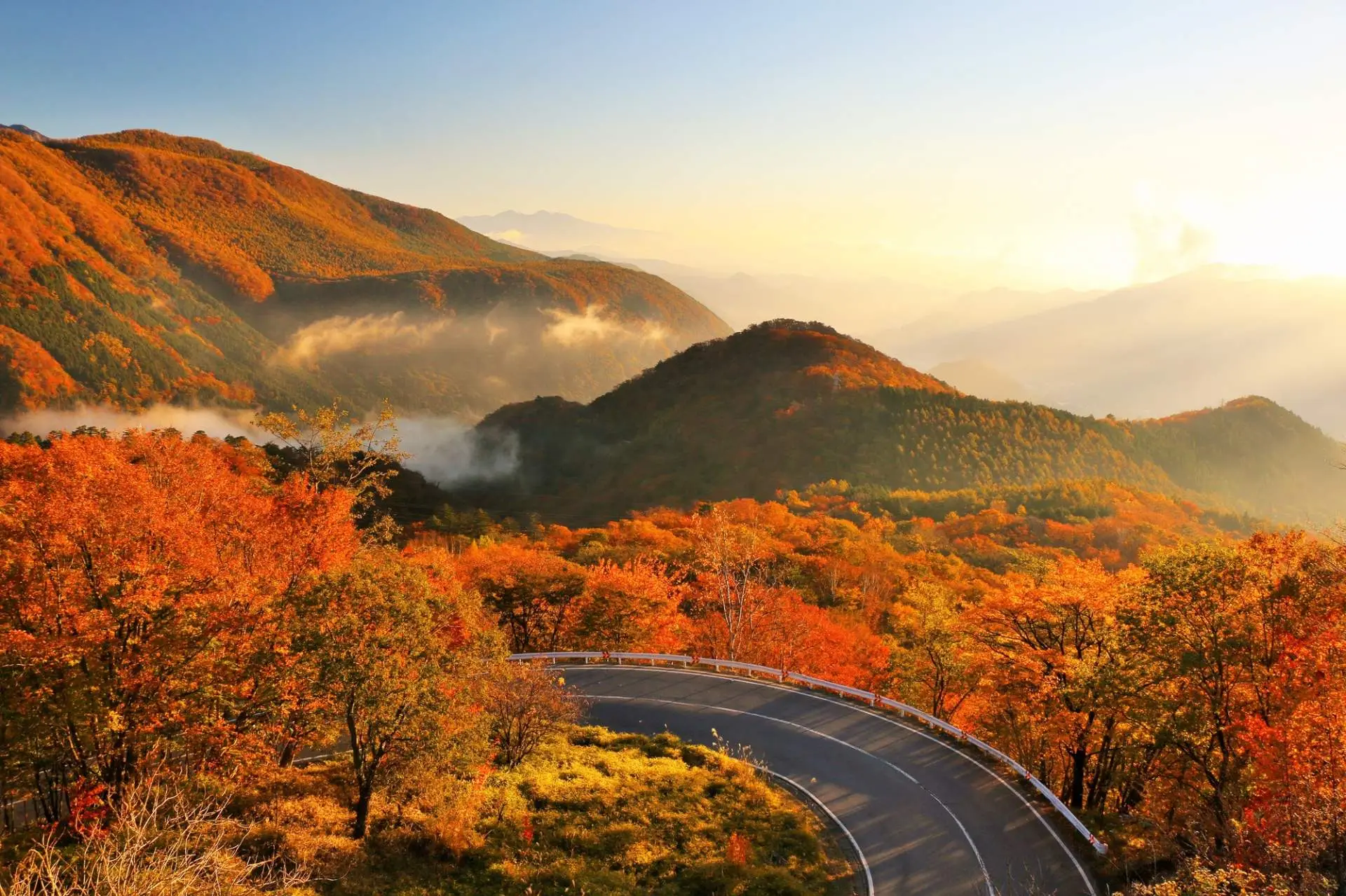 可(kě)以駕車(chē)一(yī)邊兜風(fēng)，一(yī)邊觀賞紅(hóng)葉的(de)絕美(měi)山(shān)道(dào)「伊呂波坡」