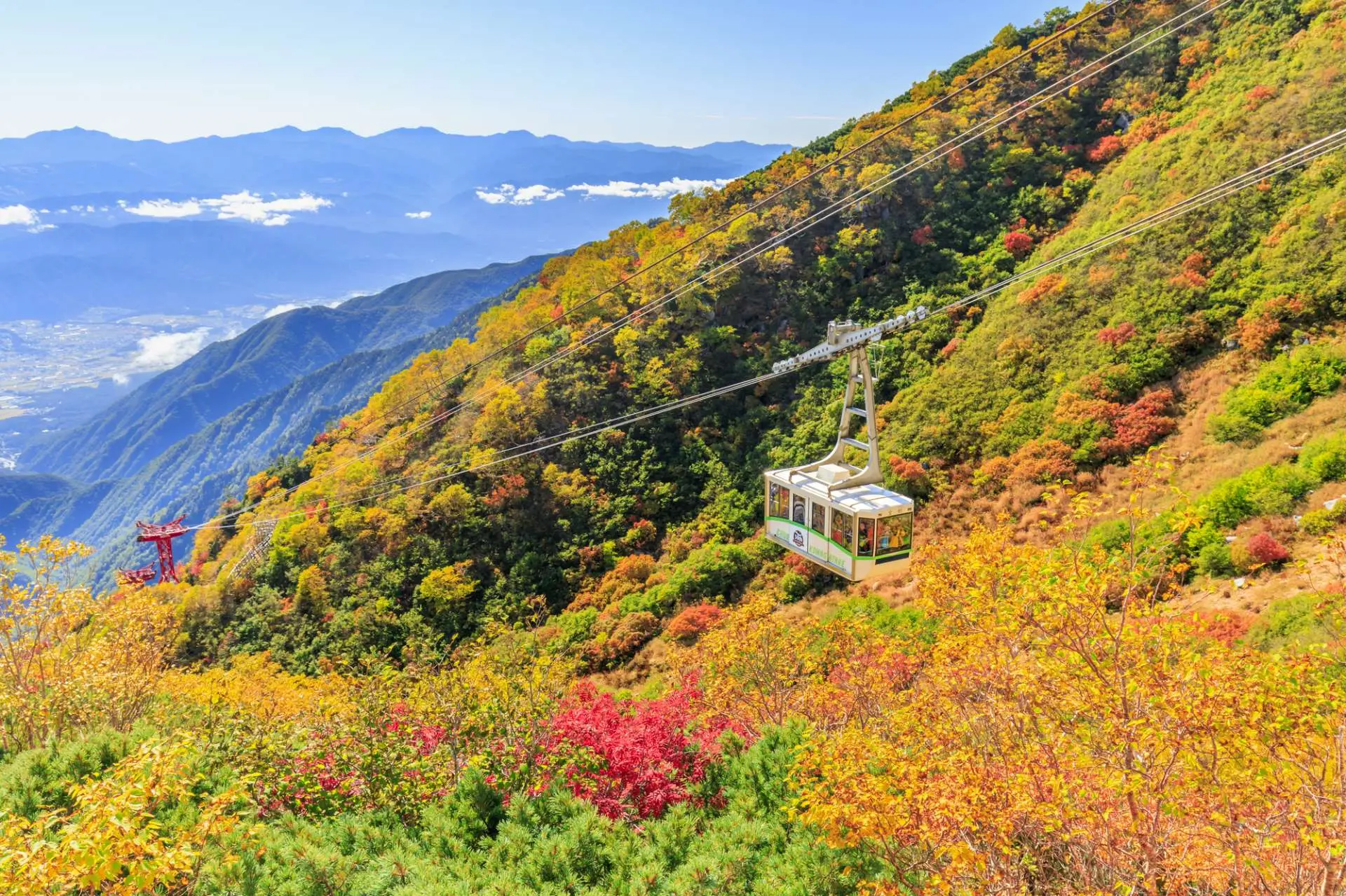 建議(yì)搭乘「中央阿爾卑斯駒之嶽空(kōng)中纜車(chē)」，飽覽千疊敷冰鬥的(de)楓紅(hóng)美(měi)景