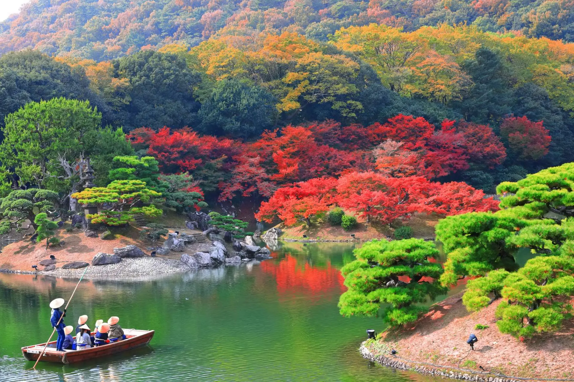 可(kě)以乘船(chuán)欣賞庭園和(hé)紅(hóng)葉的(de)「栗林(lín)公園」