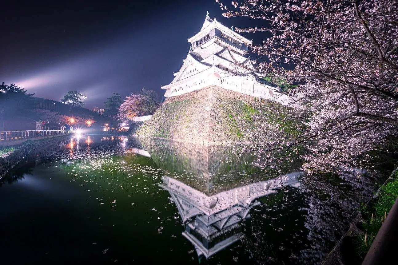 城(chéng)堡✕ 櫻花(huā)日(rì)本風(fēng)情滿！賞花(huā)後别忘了(le)在城(chéng)內(nèi)散步～